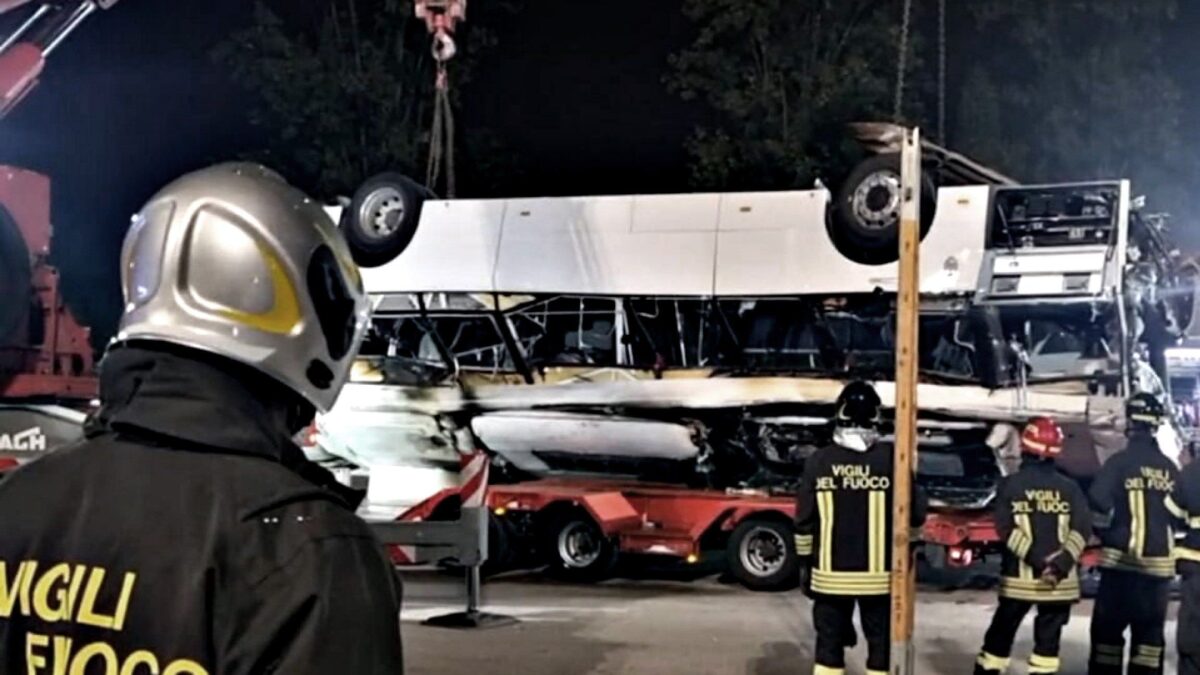 Strage bus, malore o manovra errata. Sigilli a guardrail e motore elettrico