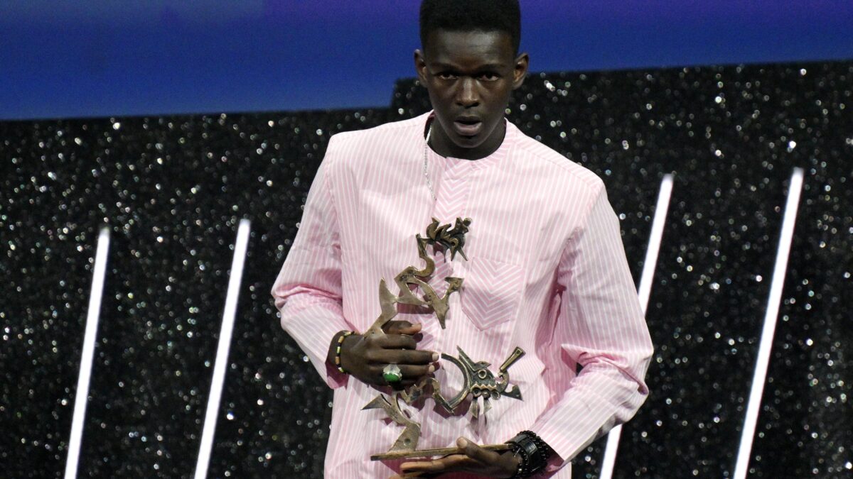 Ma quale fame e guerre: gli immigrati vogliono avere bei vestiti. Parola di Seydou Sarr