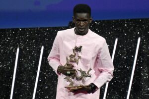 Ma quale fame e guerre: gli immigrati vogliono avere bei vestiti. Parola di Seydou Sarr