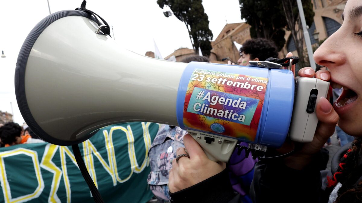 I ragazzini ecologisti sono i cocchi del potere ma giocano alla Resistenza