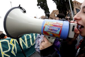 I ragazzini ecologisti sono i cocchi del potere ma giocano alla Resistenza