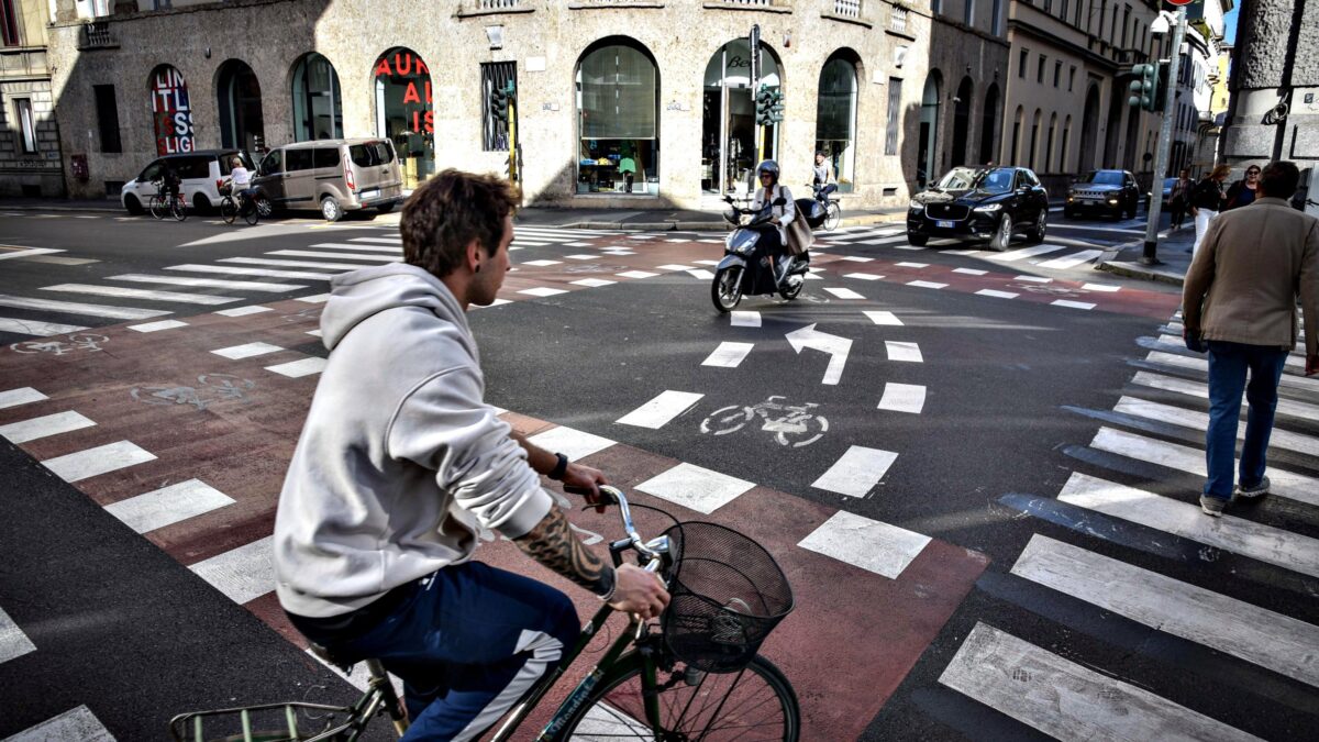La ciclabile di Sala: ambulanze bloccate, cittadini nel pallone