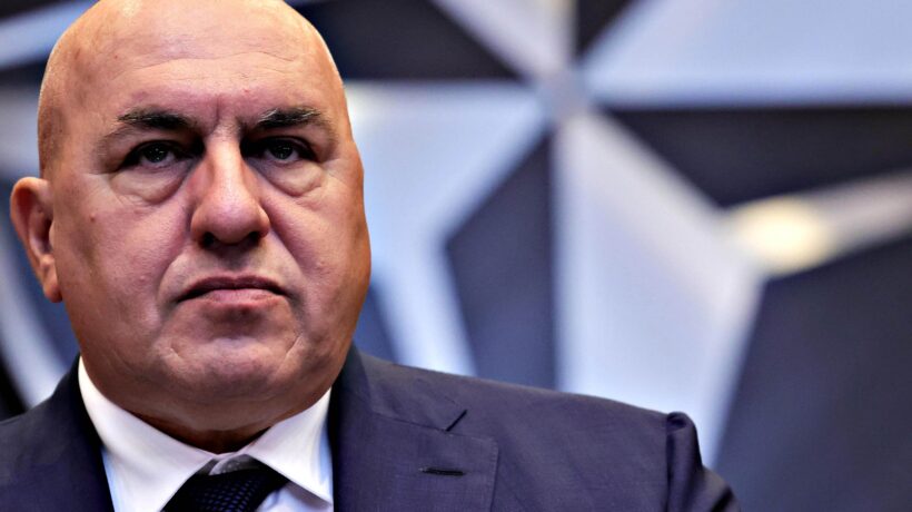 Il ministro Crosetto cede alla paura. «Stop alla festa delle forze armate»