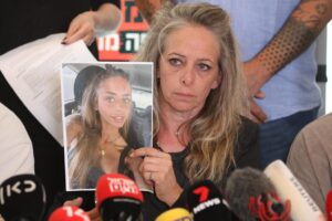 La mamma di Maya prega il mondo: «Riportate a casa la mia bambina»