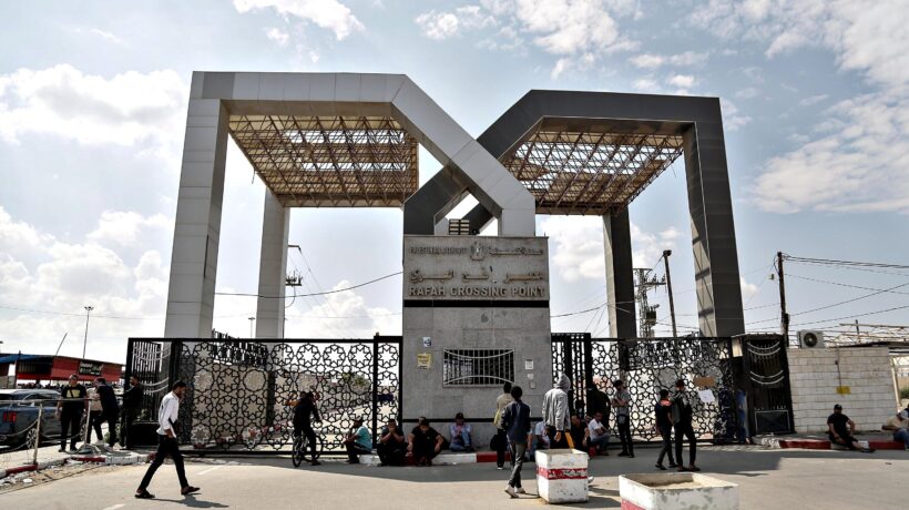 Gli ostaggi nelle mani di Hamas salgono a 250. Si tratta sul valico