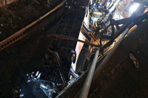Tragedia a Mestre. Un autobus precipita dal cavalcavia, morti e feriti