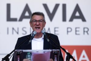 Meno di 50.000 in piazza. Il partito Landini-Schlein non piace neanche a sinistra