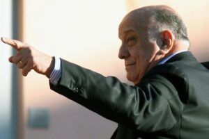 L’uomo «un gradino sotto Dio» ha salito l’ultimo