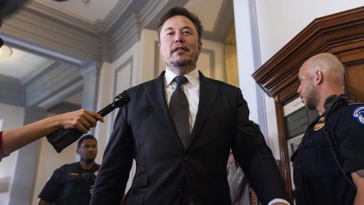 Bruxelles impone la censura a Musk. E pretende che se la faccia da solo