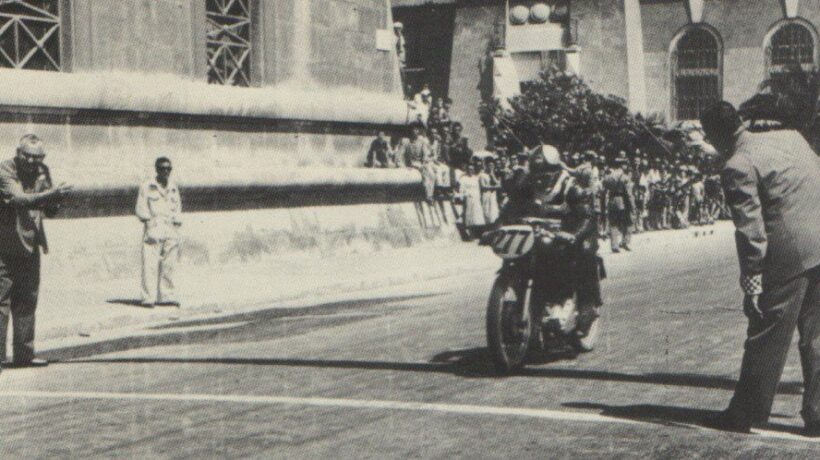 Traguardo dell'ultima Milano-Taranto nel 1956 (courtesy milanotaranto.it)