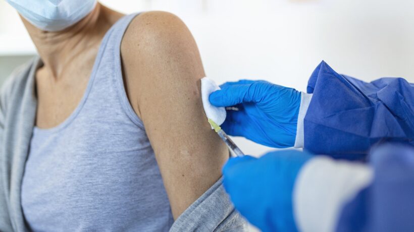 Malati gravi e morti tra gli «immuni»? «Colpa del paradosso dei vaccini di massa»