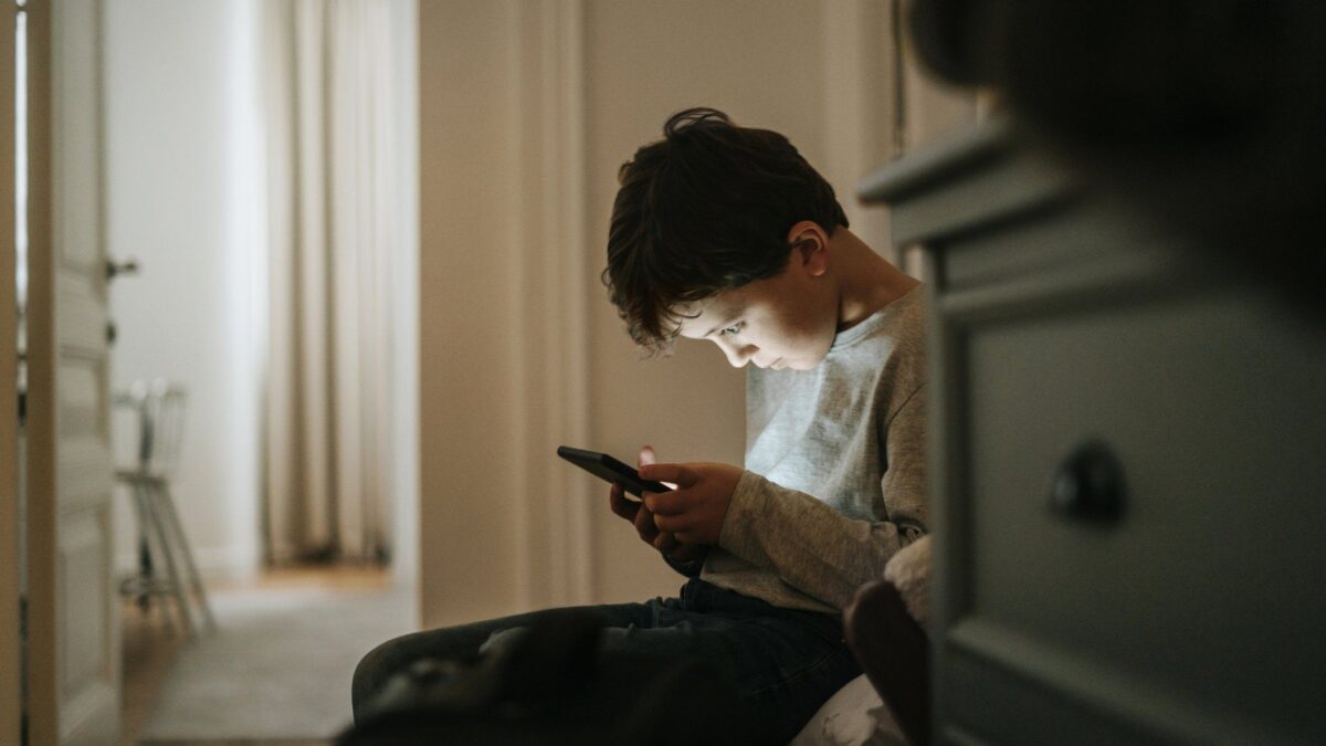 Stop ai siti pericolosi: sui telefoni dei minori scatterà il blocco per porno e violenza