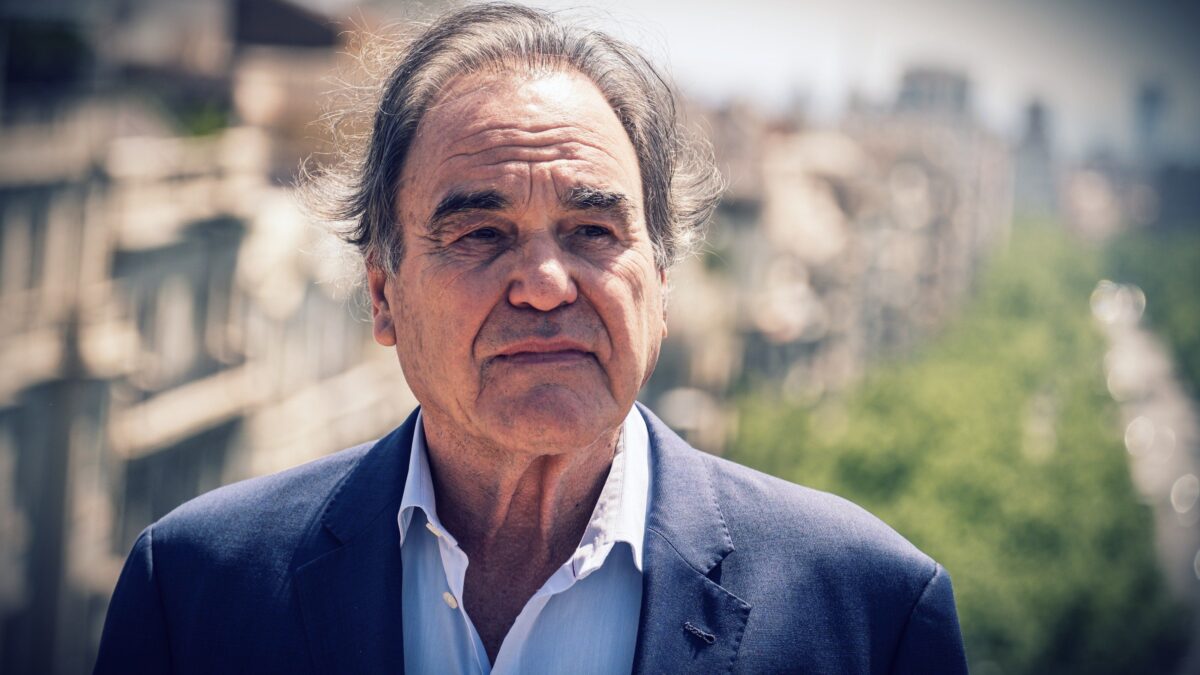Oliver Stone: «Dal virus alle guerre, fino alle colpe degli Usa: dubitare è vietato»