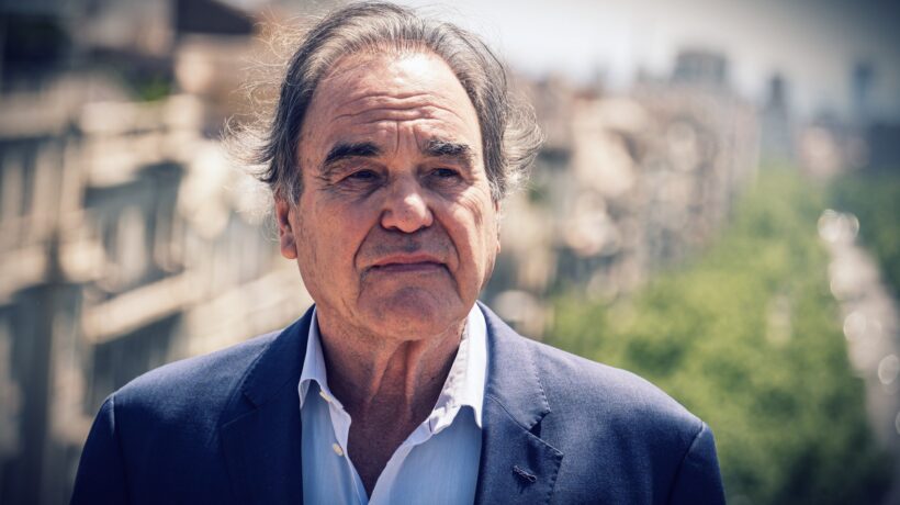 Oliver Stone: «Dal virus alle guerre, fino alle colpe degli Usa: dubitare è vietato»