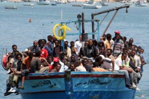 Un messaggio a scafisti e loro clienti. Basta porte girevoli verso l’Europa