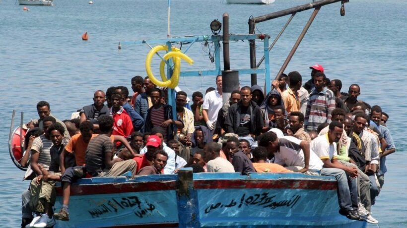 Un messaggio a scafisti e loro clienti. Basta porte girevoli verso l’Europa