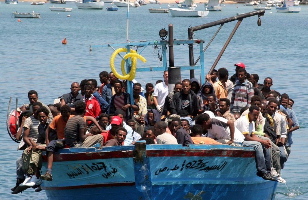 Un messaggio a scafisti e loro clienti. Basta porte girevoli verso l’Europa