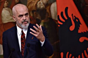 Colpo di scena sui migranti, ora li mandiamo in Albania