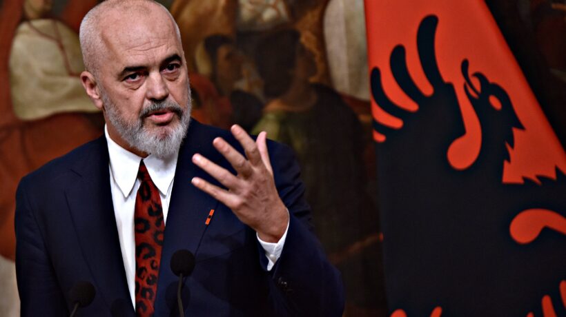Colpo di scena sui migranti, ora li mandiamo in Albania