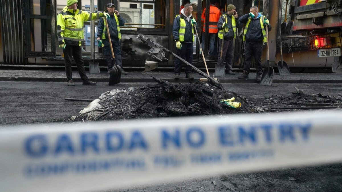 Dublino fa la conta dei danni. E la polizia copre ancora l’accoltellatore immigrato