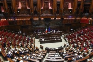 Ora il governo punta a paghe eque. Aumento di 2 euro per i senza tutele