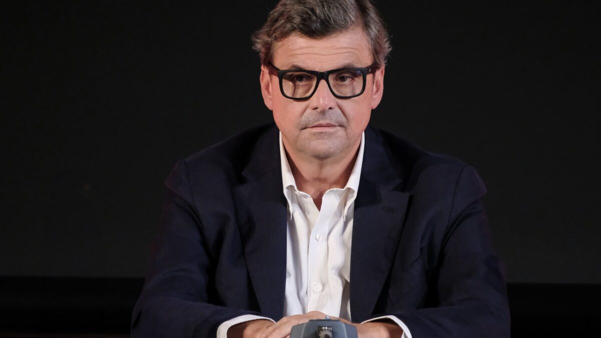 Carlo Calenda: «Le sigle rosse pensano alla politica così i salari in Italia sono crollati»