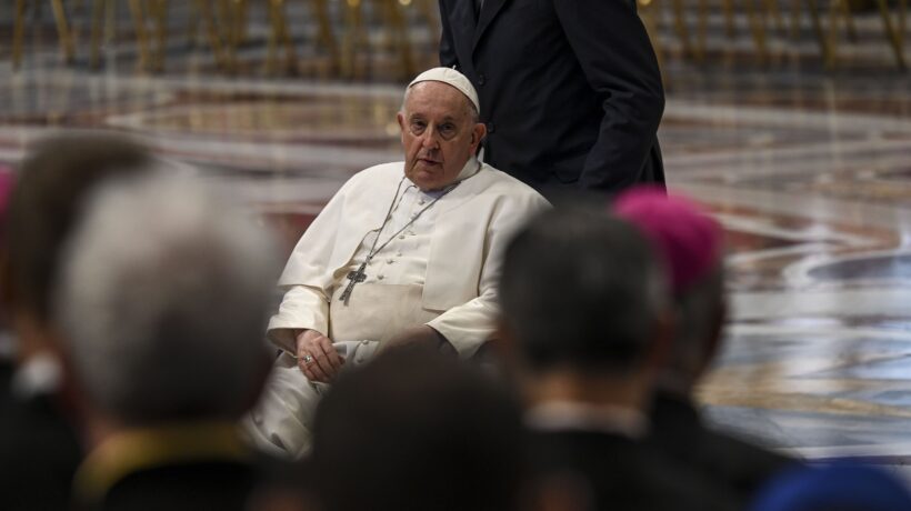 Il Papa: «Trans madrine e testimoni di nozze»