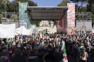 La Schlein si sfoga contro la Meloni ma è costretta a corteggiare Conte