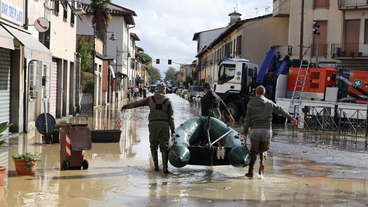 Nella Toscana allagata è lite sulla partita a Firenze. E Renzi punge gli ecologisti