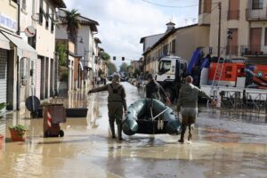 Nella Toscana allagata è lite sulla partita a Firenze. E Renzi punge gli ecologisti