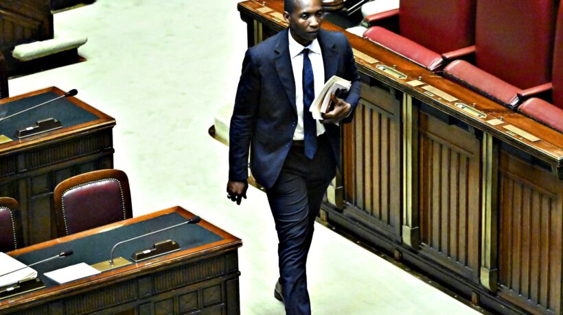 Le carte inchiodano Soumahoro. Non può restare in Parlamento