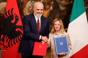 Il patto con l’Albania è lo scacco matto ai tradimenti dell’Ue. E vale oro alle urne