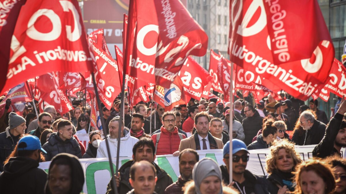 E i Cobas alzano lo scontro usando la strategia della tensione continua