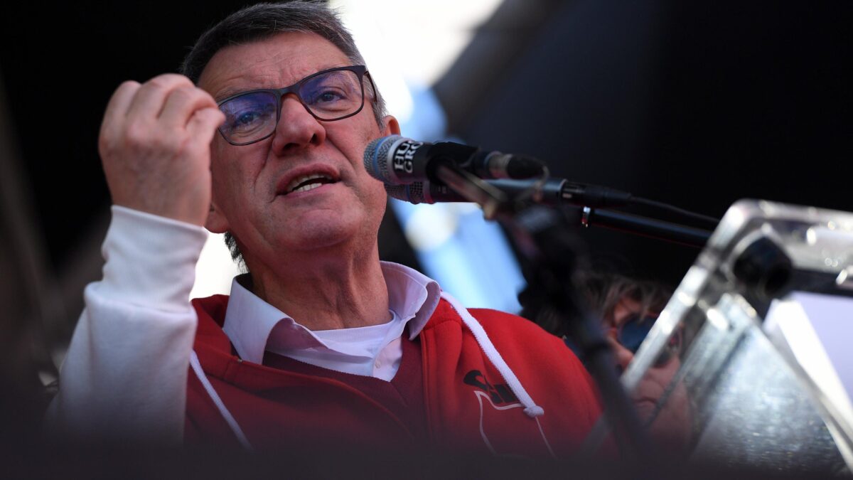Ma Landini davanti agli Elkann perde la voce