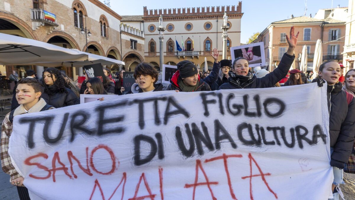 I violenti della piazza anti violenza