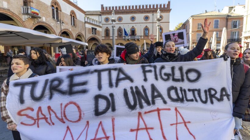I violenti della piazza anti violenza