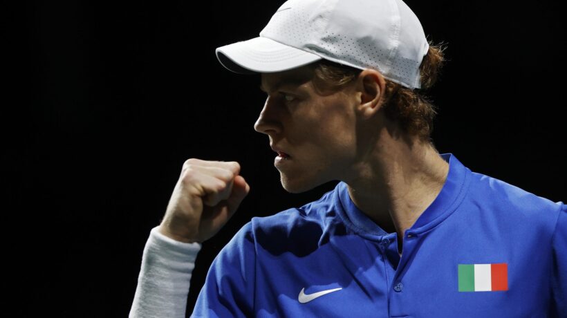 Sinner batte Djokovic due volte. L’Italia vola in finale di Coppa Davis