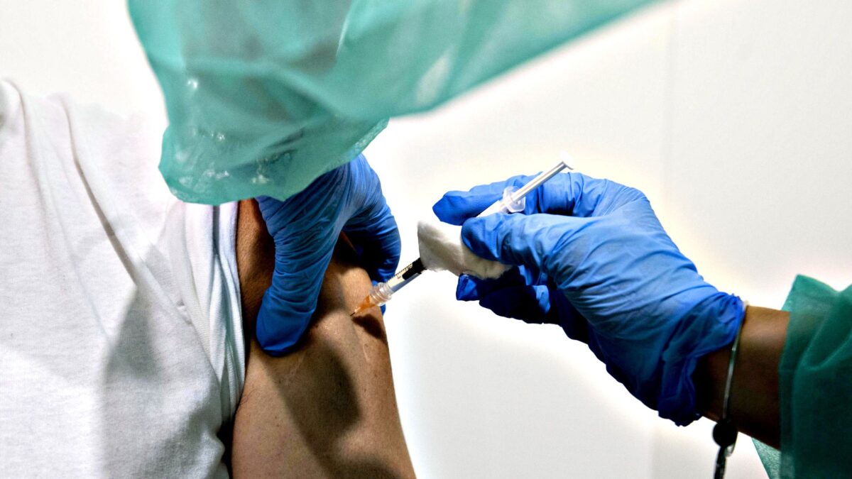 Aifa confessa: sui vaccini ok alla cieca