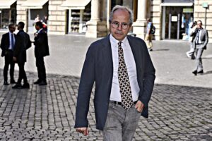 Crisanti positivo per ripicca vuole i lockdown