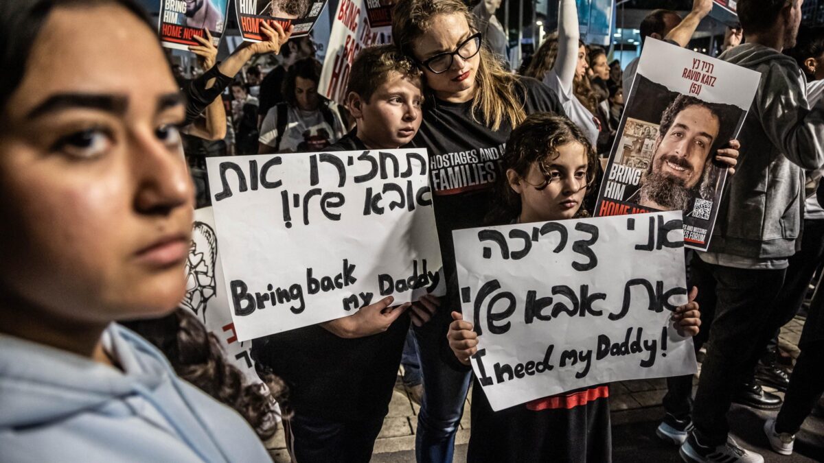 Hamas fa tira e molla con gli ostaggi Israele: «Liberateli o ripartono i raid»