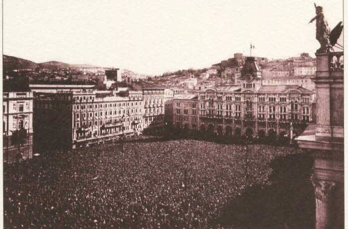 Piazza Unità d'Italia il 5 ottobre 1954