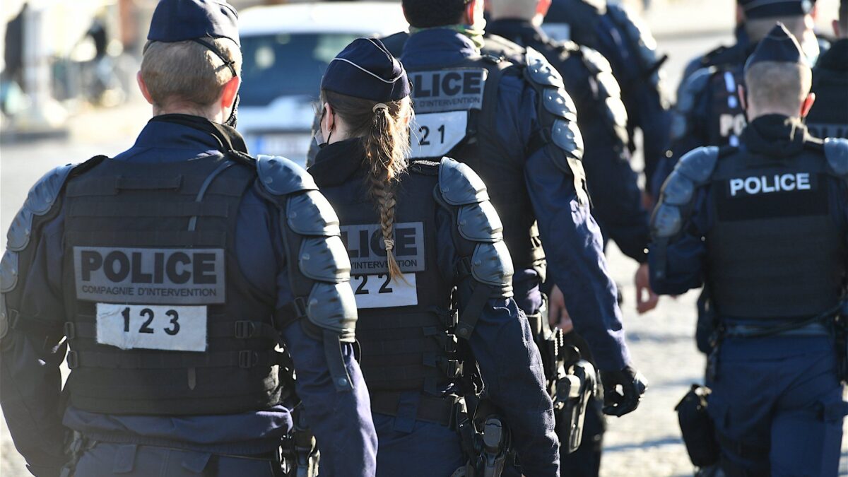 Donna urla «morirete tutti»: panico a Parigi