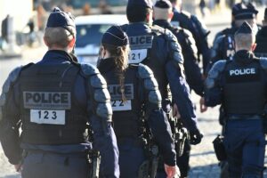 Donna urla «morirete tutti»: panico a Parigi