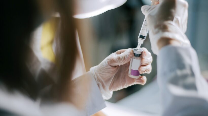 «Obbligo di vaccino incostituzionale»: annullata la multa a un’infermiera