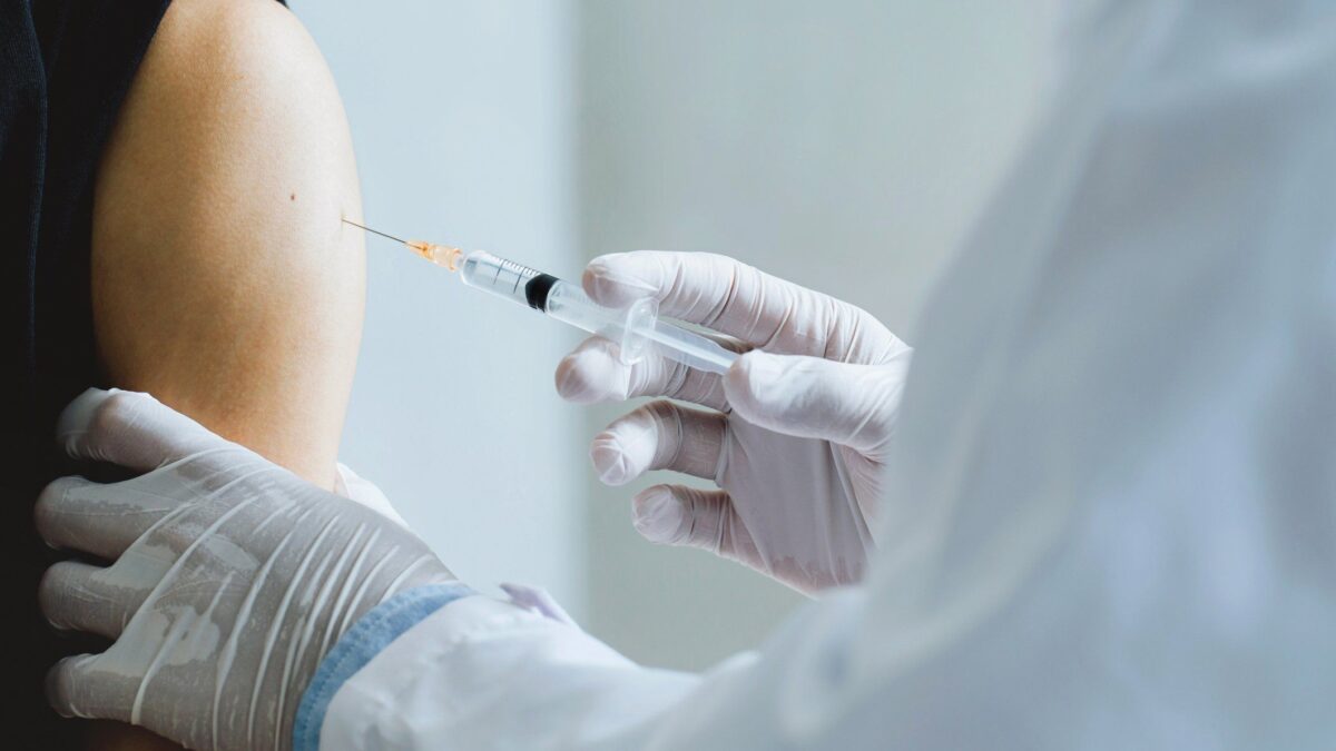 I negazionisti degli effetti avversi: «Le pericarditi dopo i vaccini? Finte»
