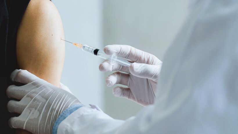 I negazionisti degli effetti avversi: «Le pericarditi dopo i vaccini? Finte»