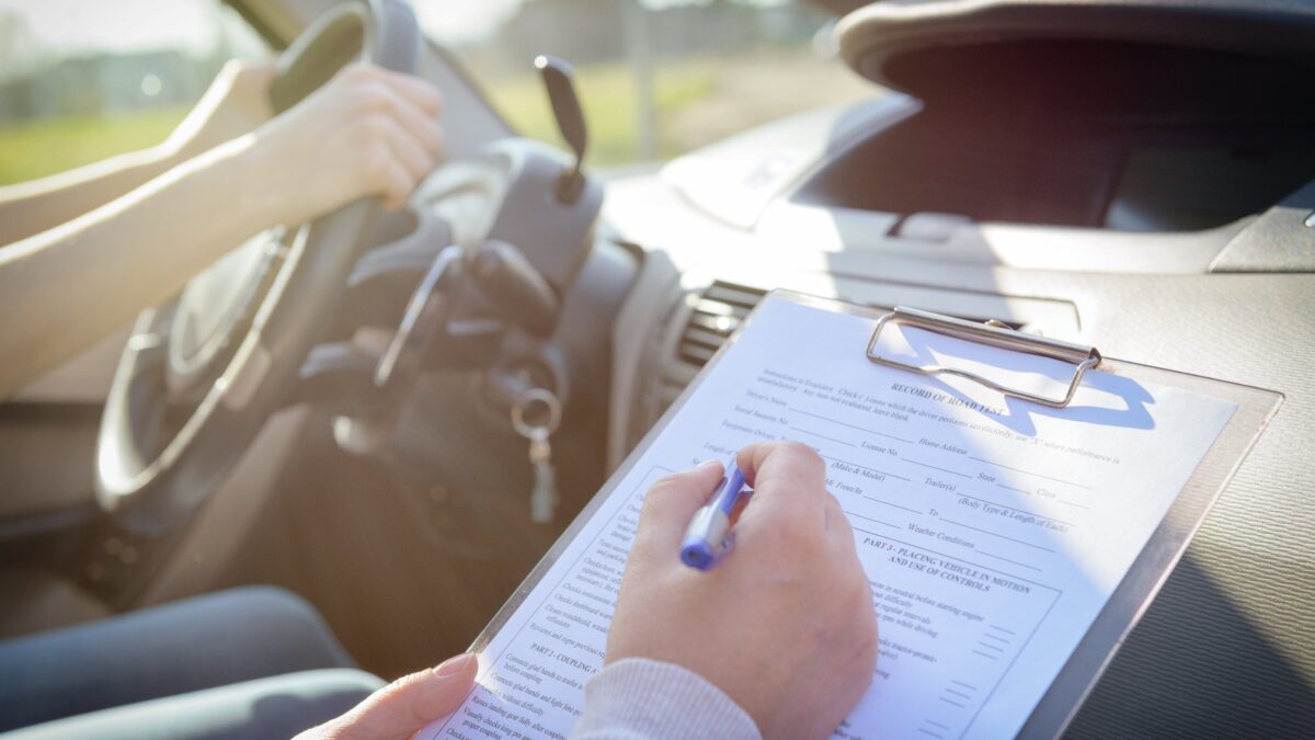 La patente dell’auto seduti in poltrona, in Italia è allarme truffe