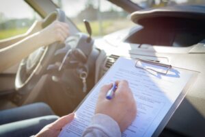 La patente dell’auto seduti in poltrona, in Italia è allarme truffe