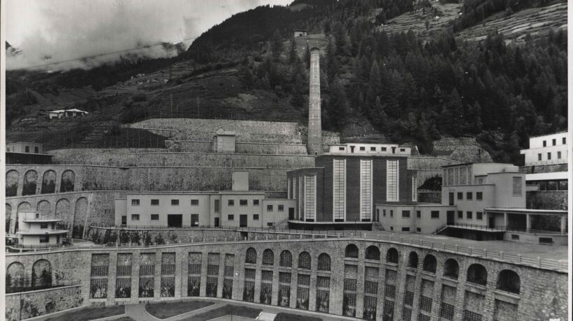 Gli archi-contrafforte e la centrale termica con ciminiera (Fondo Castiglioni/Giani - Archivio Ospedale di Sondalo)