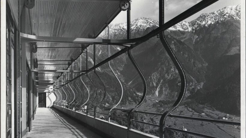 Dettaglio di una veranda di un padiglione degenze. Si noto il sistema automatizzato di apertura e chiusura verande (Fondo Castiglioni/Giani - Archivio Ospedale di Sondalo)